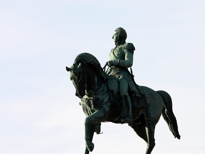 I dag står det en statue av Kong Carl Johan utenfor Slottet. Der sitter han til hest og ser ut over Oslos hovedgate - som er oppkalt etter nettopp ham. Foto: Liv Osmundsen, Det kongelege hoffet.
